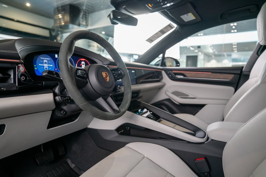 Vehicle image 14 of 44