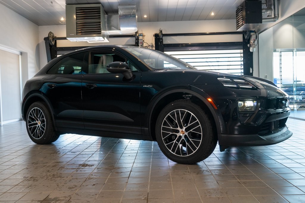 Vehicle image 5 of 44