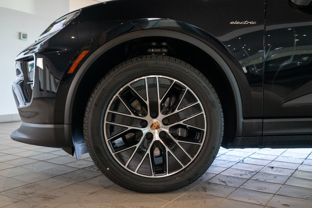 Vehicle image 8 of 44
