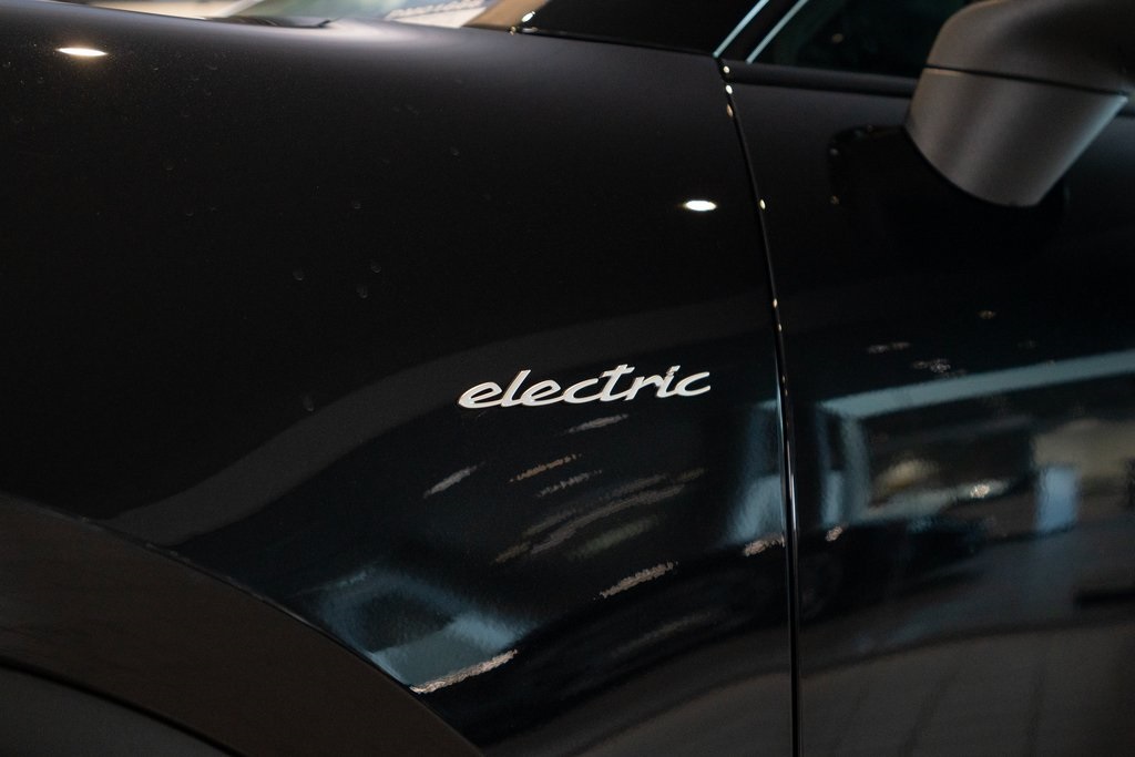 Vehicle image 10 of 44