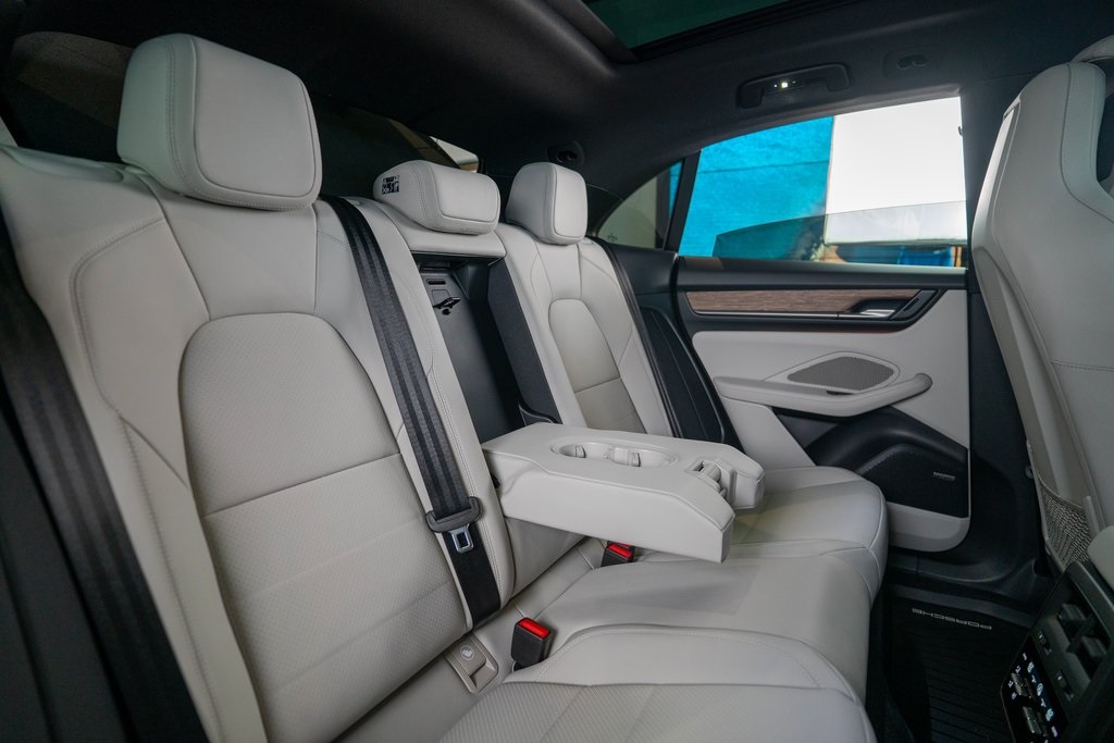 Vehicle image 16 of 44