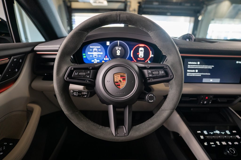 Vehicle image 33 of 44