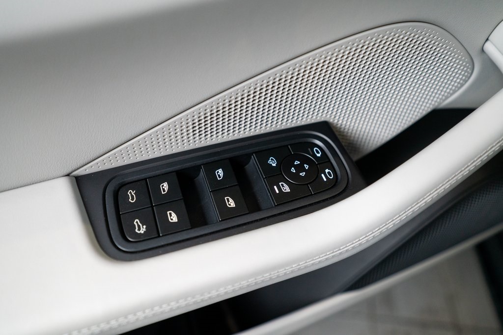 Vehicle image 19 of 44