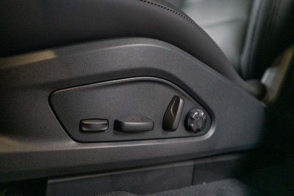 Vehicle image 23 of 45