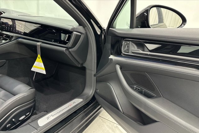 2025 Porsche Panamera 4 Image 19 of 53