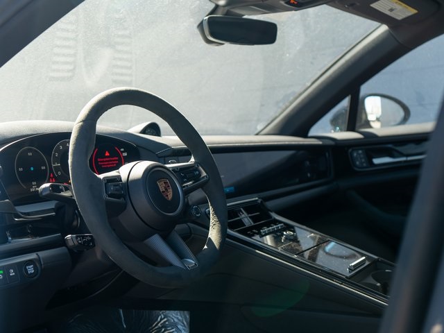 2025 Porsche Panamera 4 Image 9 of 29