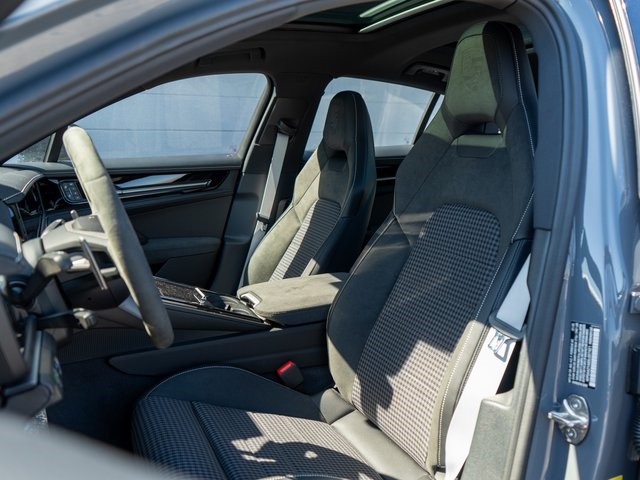 2025 Porsche Panamera 4 Image 10 of 29