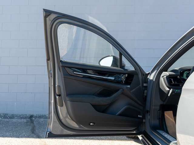 2025 Porsche Panamera 4 Image 15 of 29