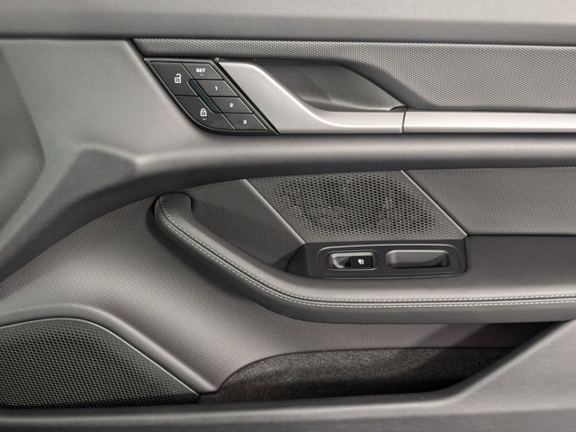 Vehicle image 19 of 25
