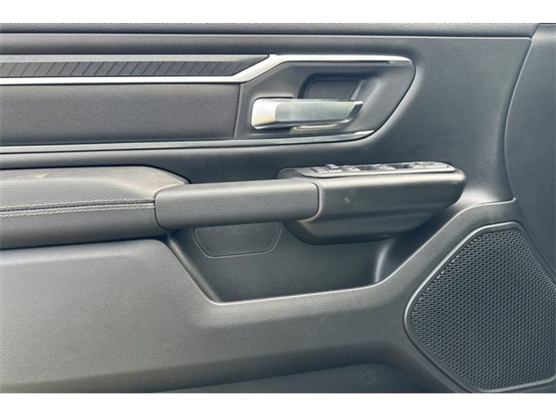 Vehicle image 7 of 21