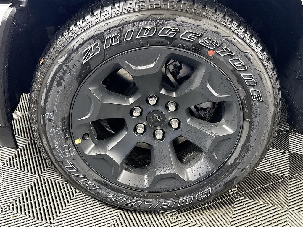 Vehicle image 31 of 32