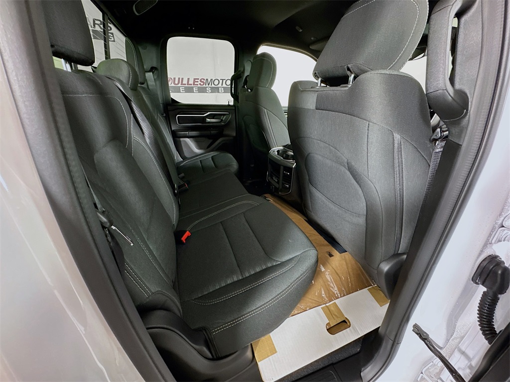 Vehicle image 27 of 32