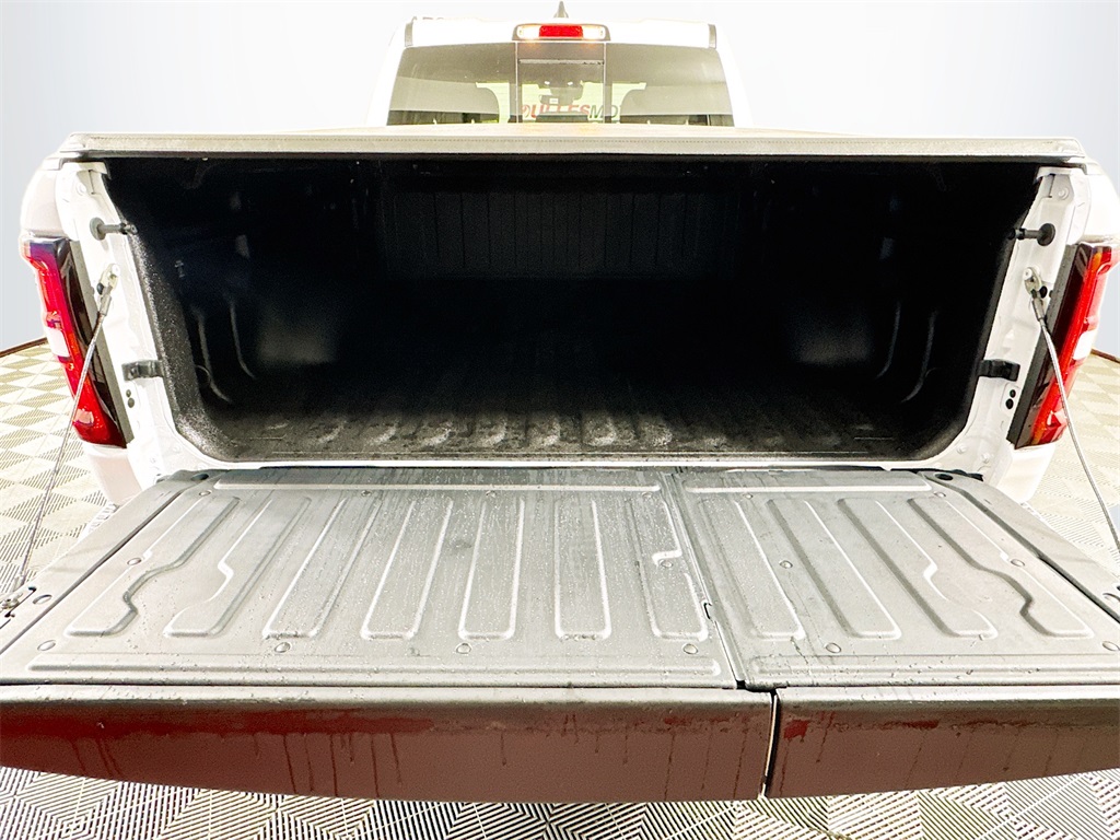Vehicle image 25 of 32
