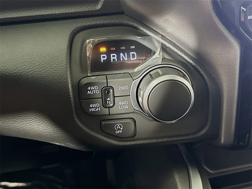 Vehicle image 17 of 32
