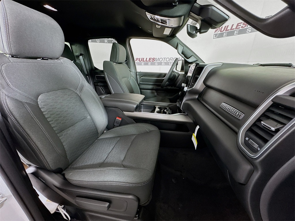 Vehicle image 28 of 32