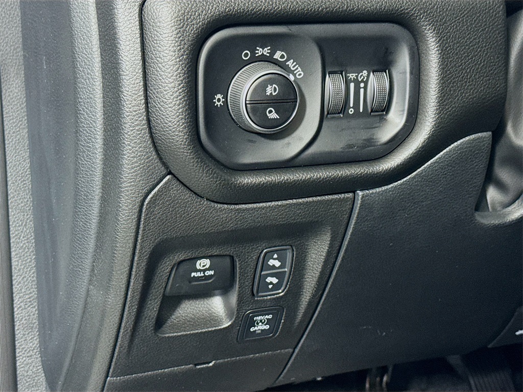 Vehicle image 10 of 32