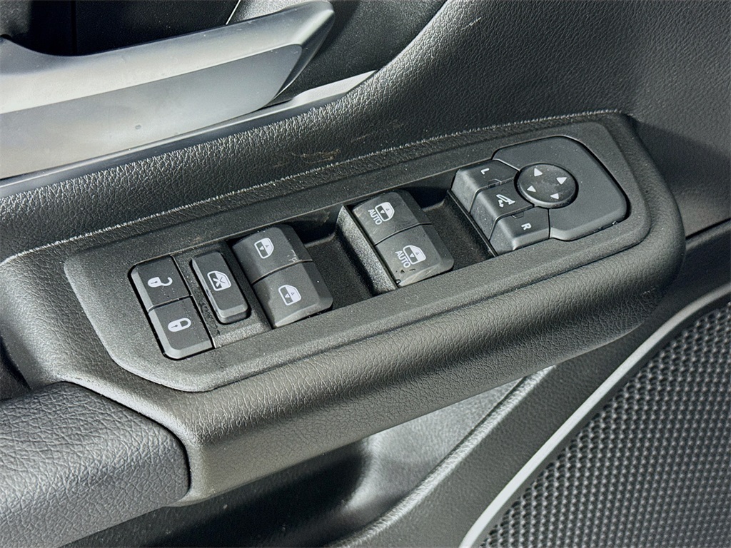 Vehicle image 18 of 32
