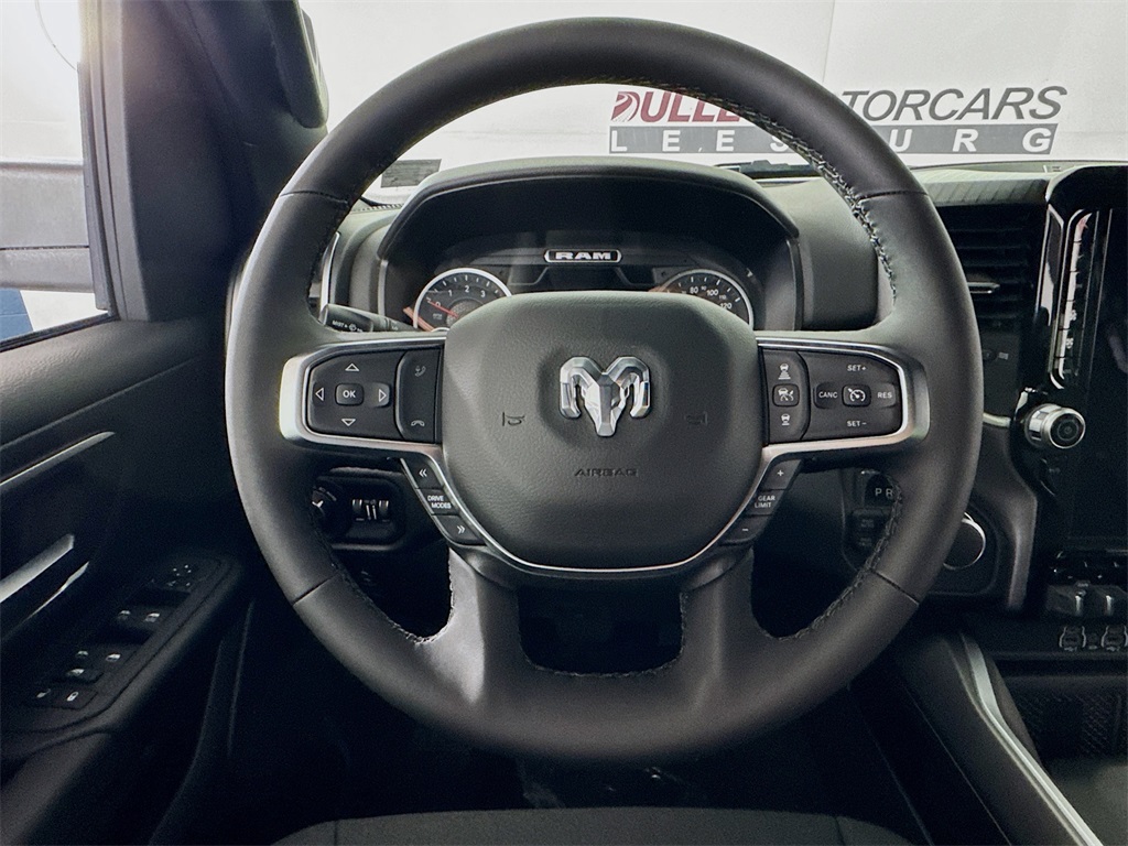 Vehicle image 11 of 32