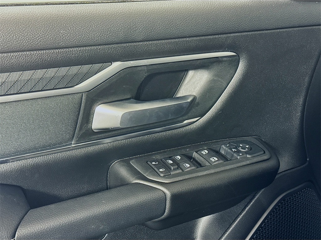 Vehicle image 17 of 30