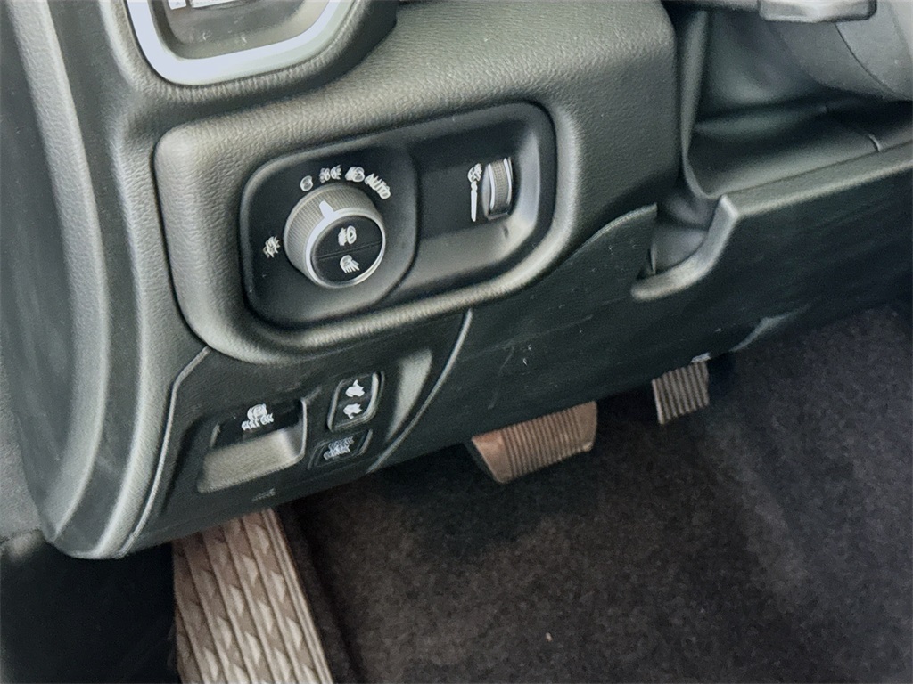 Vehicle image 10 of 30