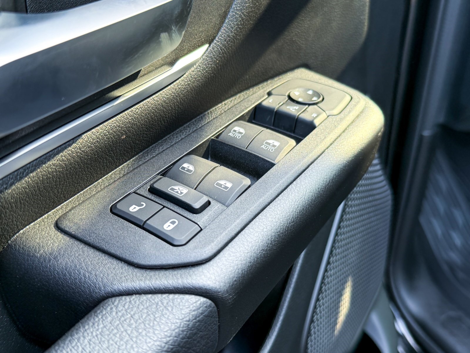 Vehicle image 17 of 40