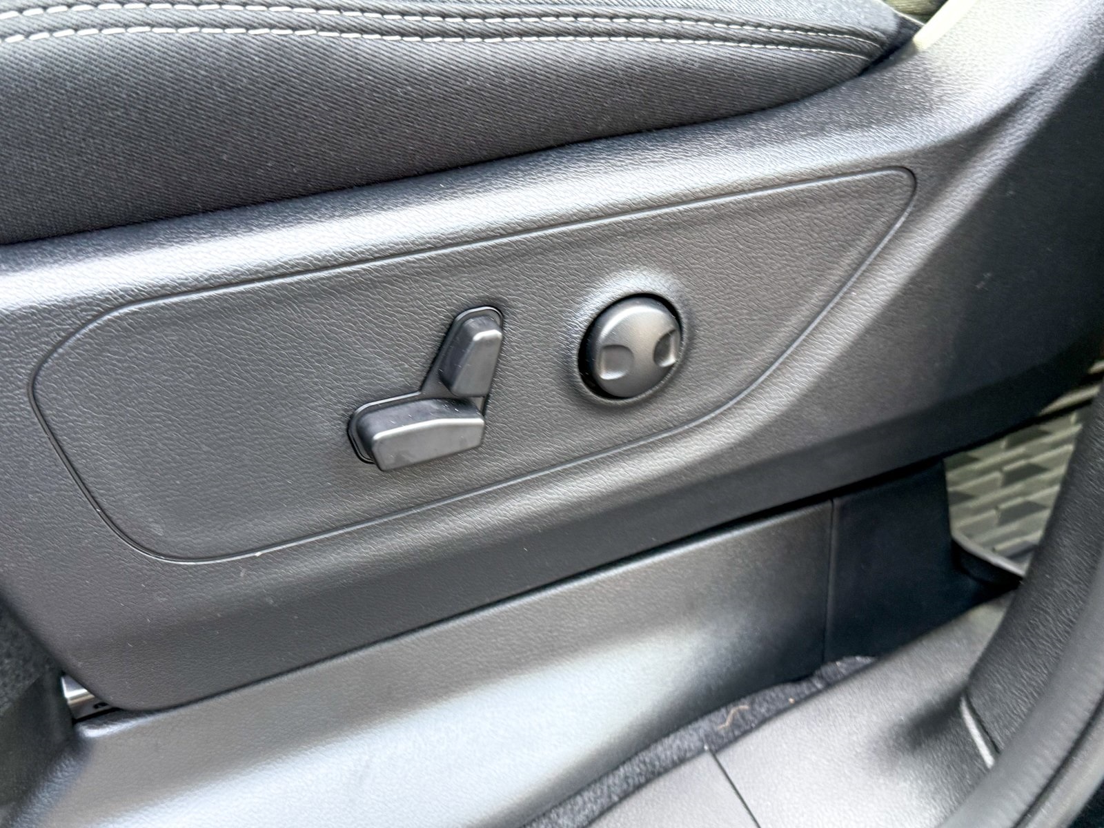 Vehicle image 11 of 40