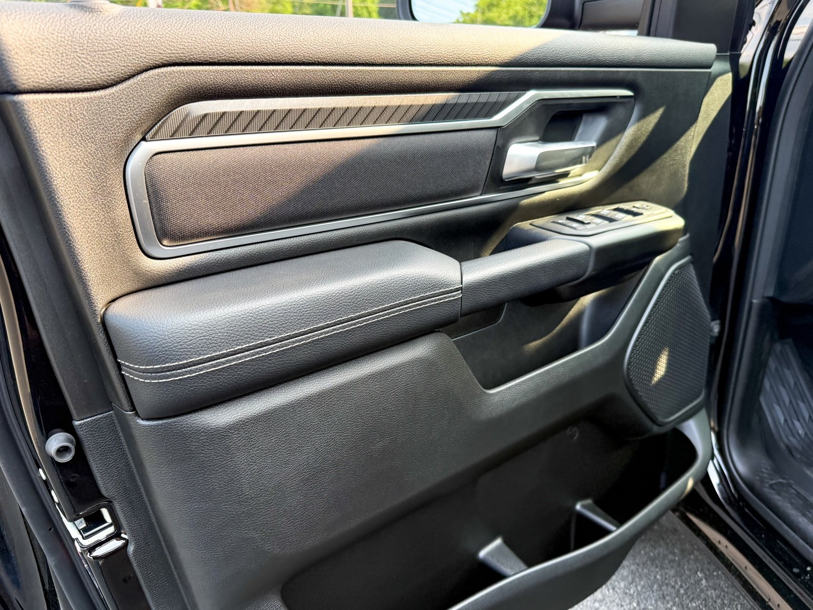 Vehicle image 16 of 40
