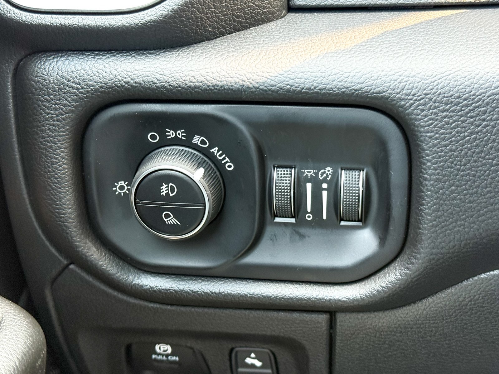 Vehicle image 32 of 40
