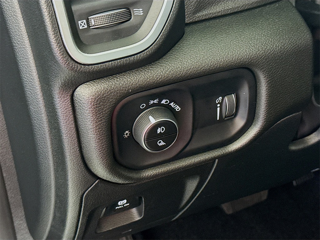 Vehicle image 10 of 36