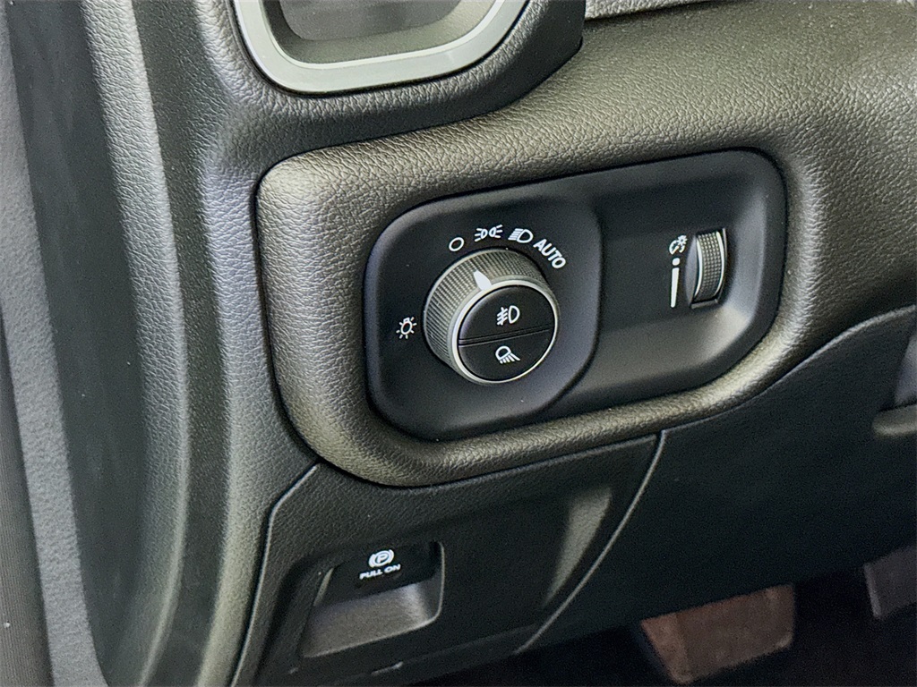 Vehicle image 10 of 36