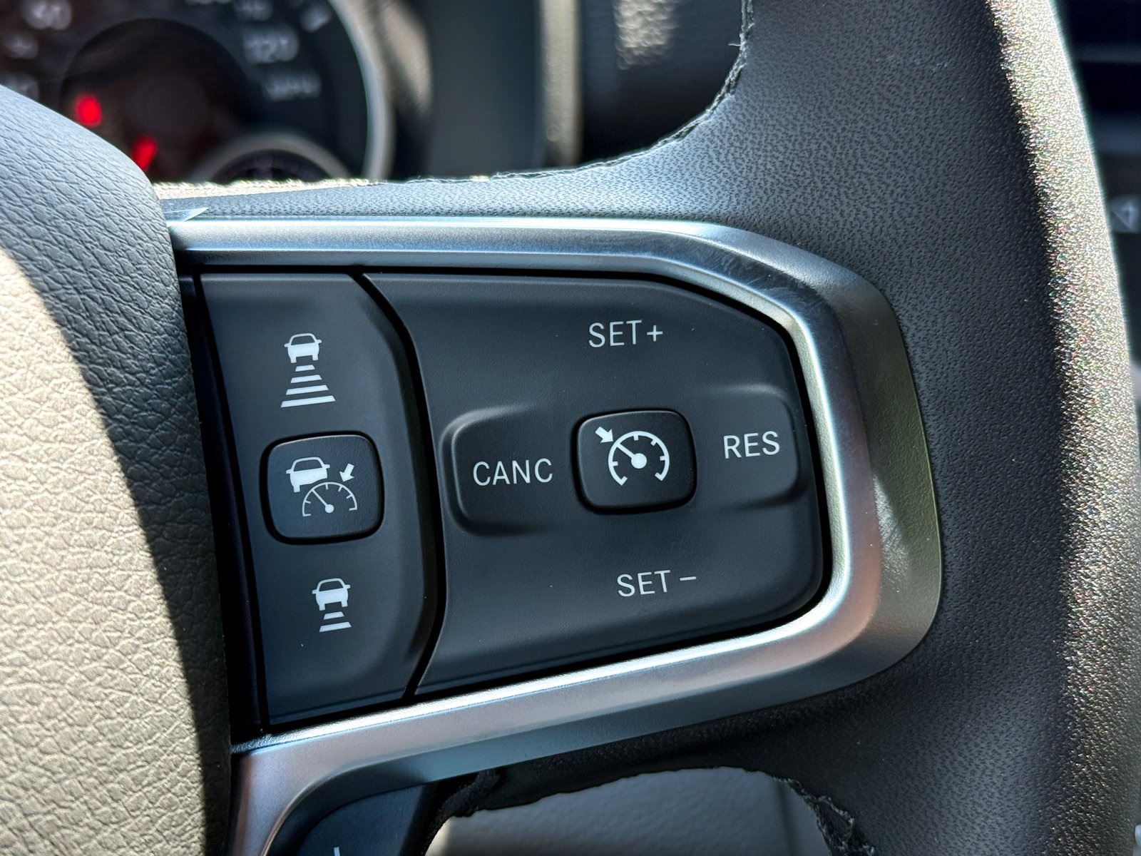 Vehicle image 33 of 41