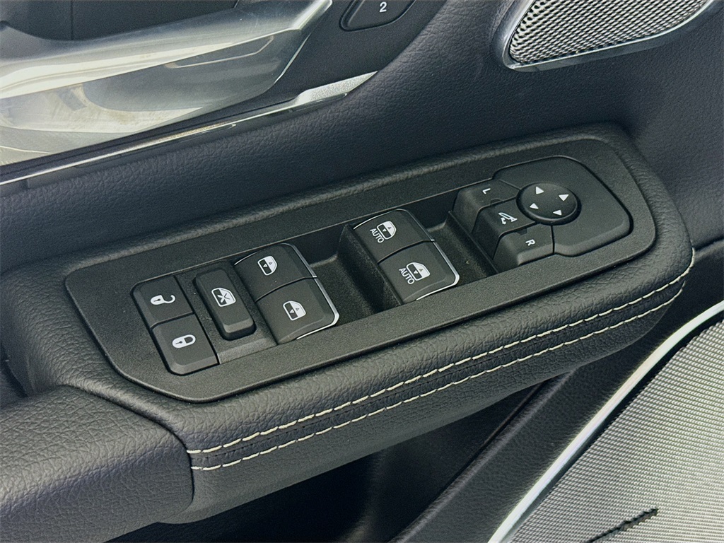 Vehicle image 29 of 33