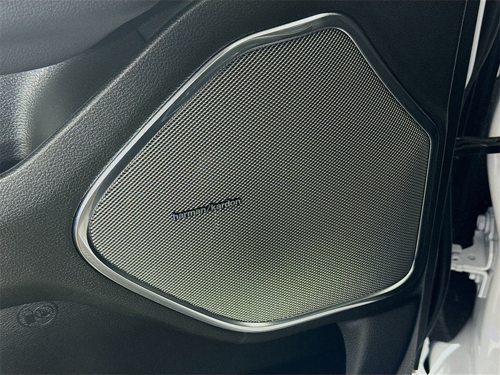 Vehicle image 31 of 33