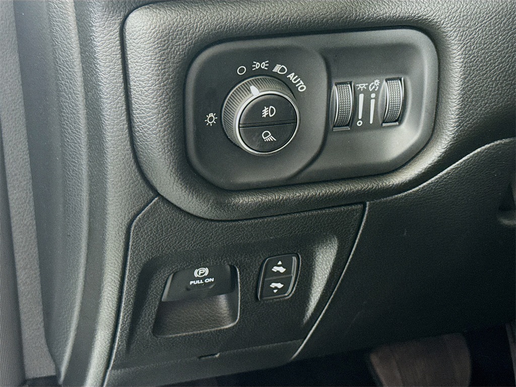 Vehicle image 30 of 33
