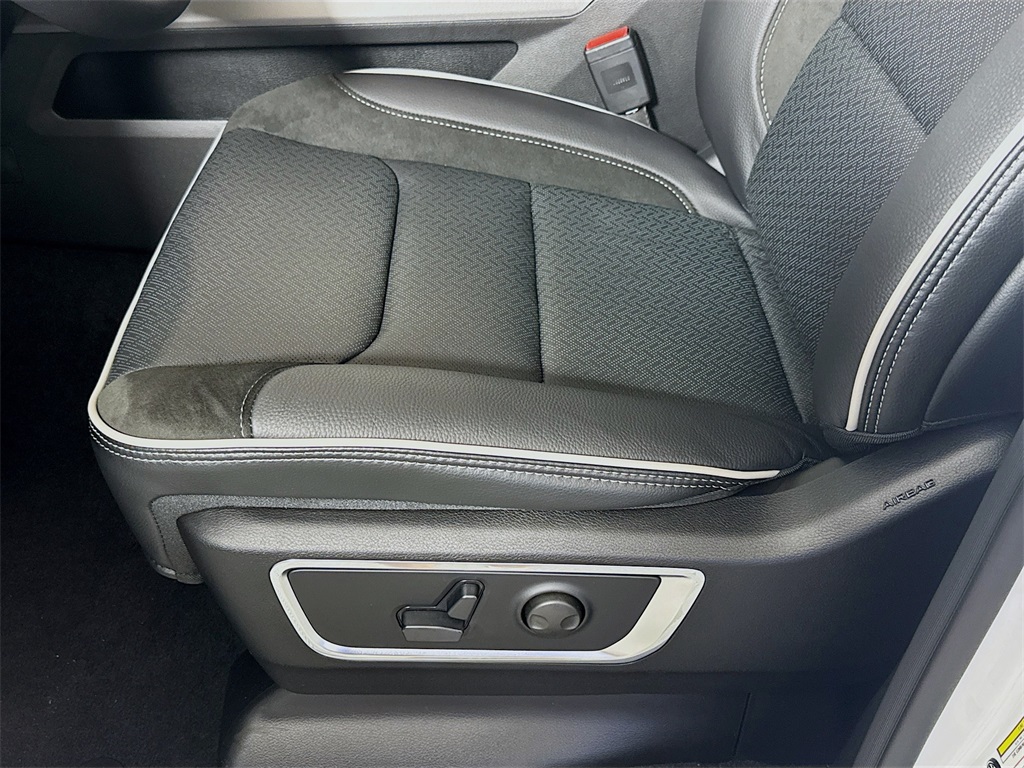 Vehicle image 32 of 33