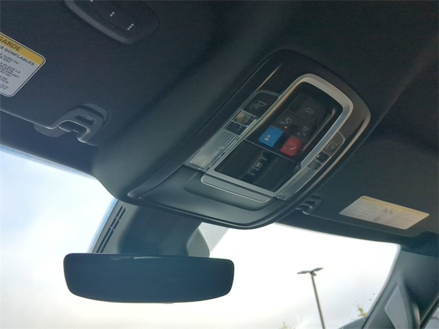 Vehicle image 21 of 31