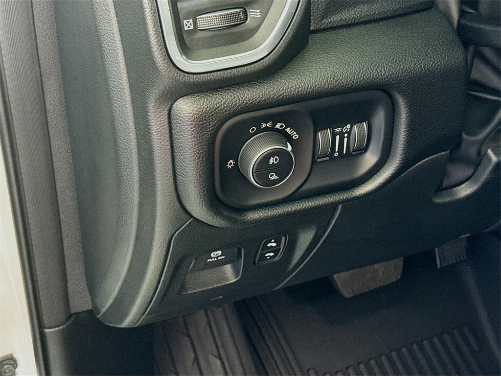 Vehicle image 27 of 31