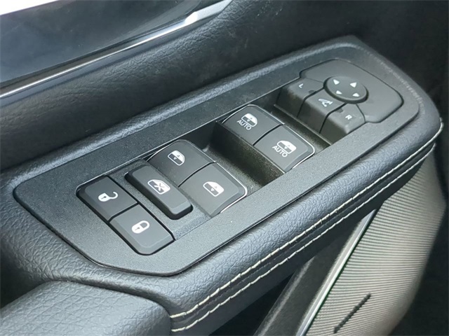 Vehicle image 26 of 32