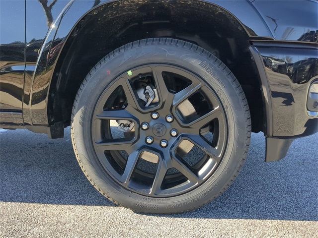 Vehicle image 10 of 32