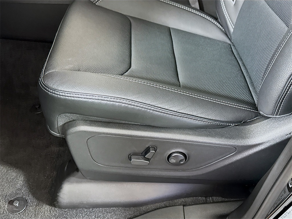 Vehicle image 19 of 40
