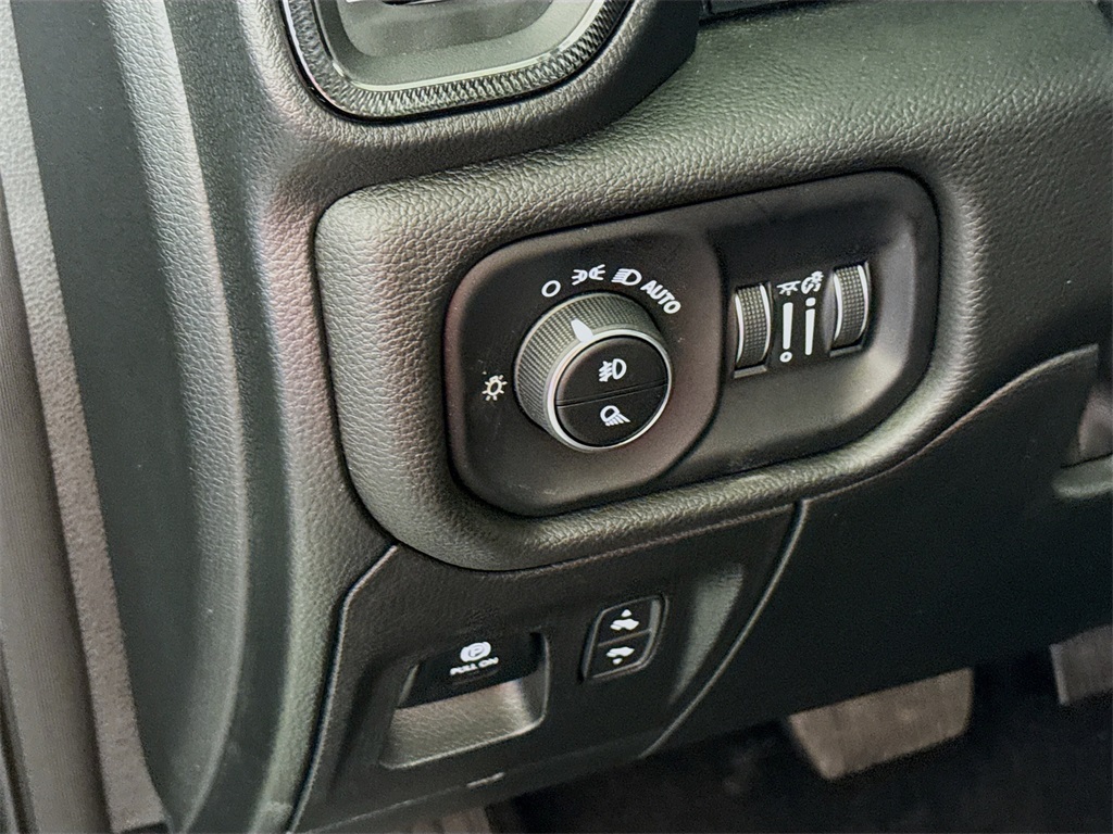 Vehicle image 10 of 40