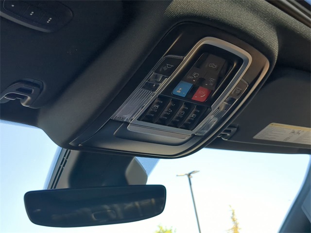Vehicle image 21 of 33