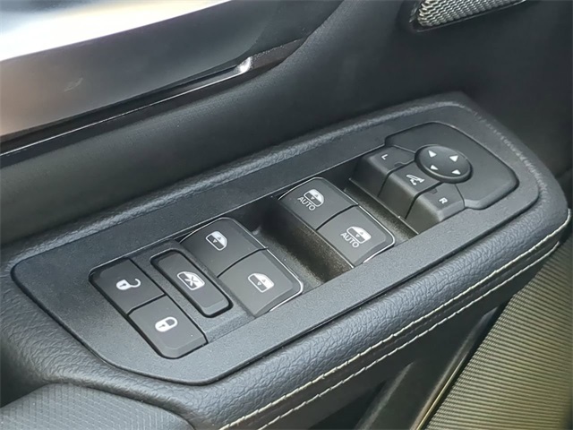 Vehicle image 26 of 33