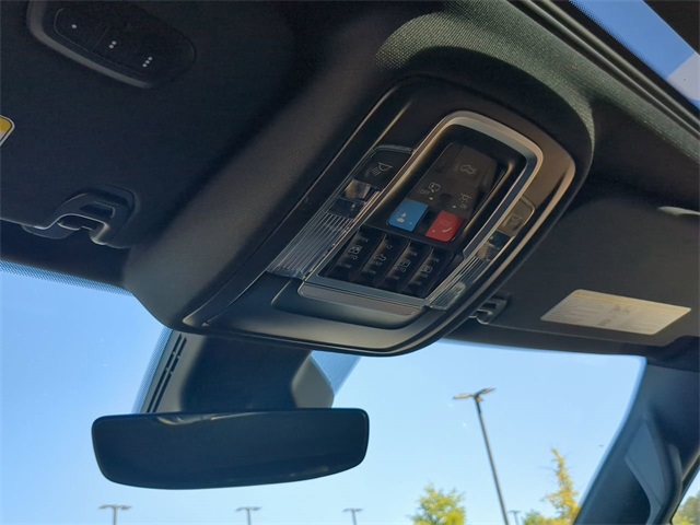 Vehicle image 21 of 33