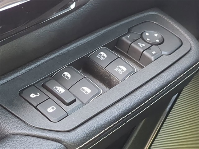 Vehicle image 26 of 33