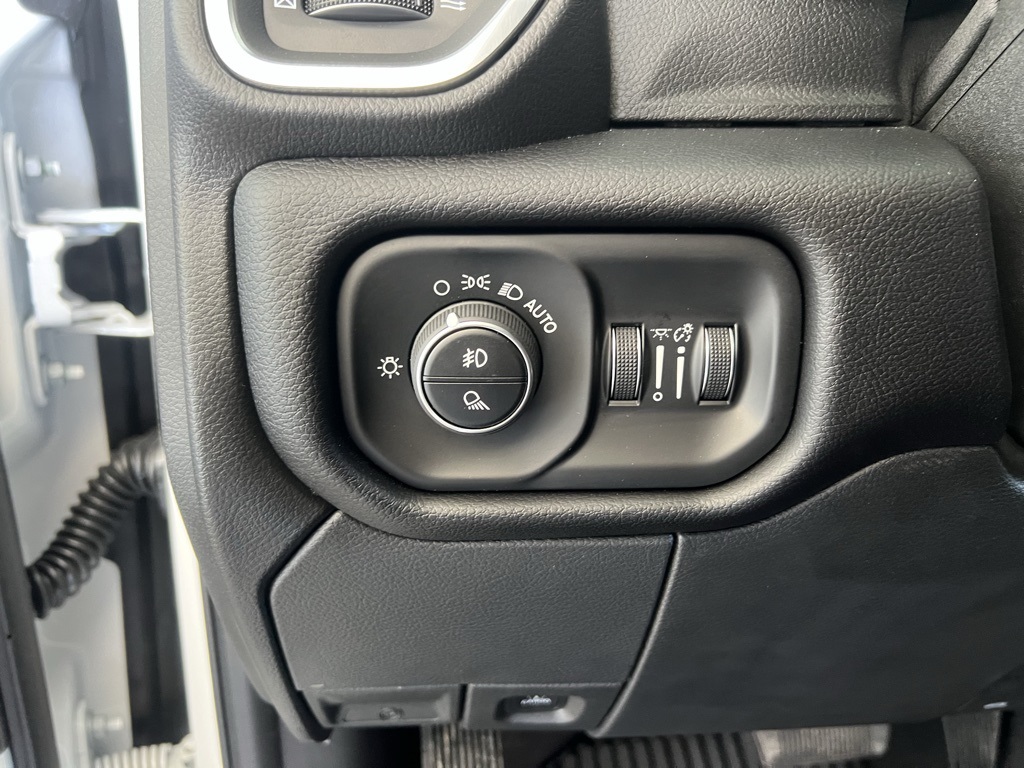 Vehicle image 10 of 31