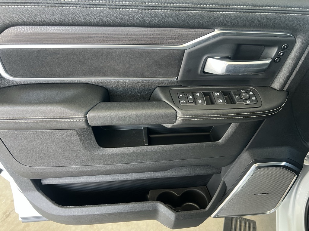 Vehicle image 8 of 31