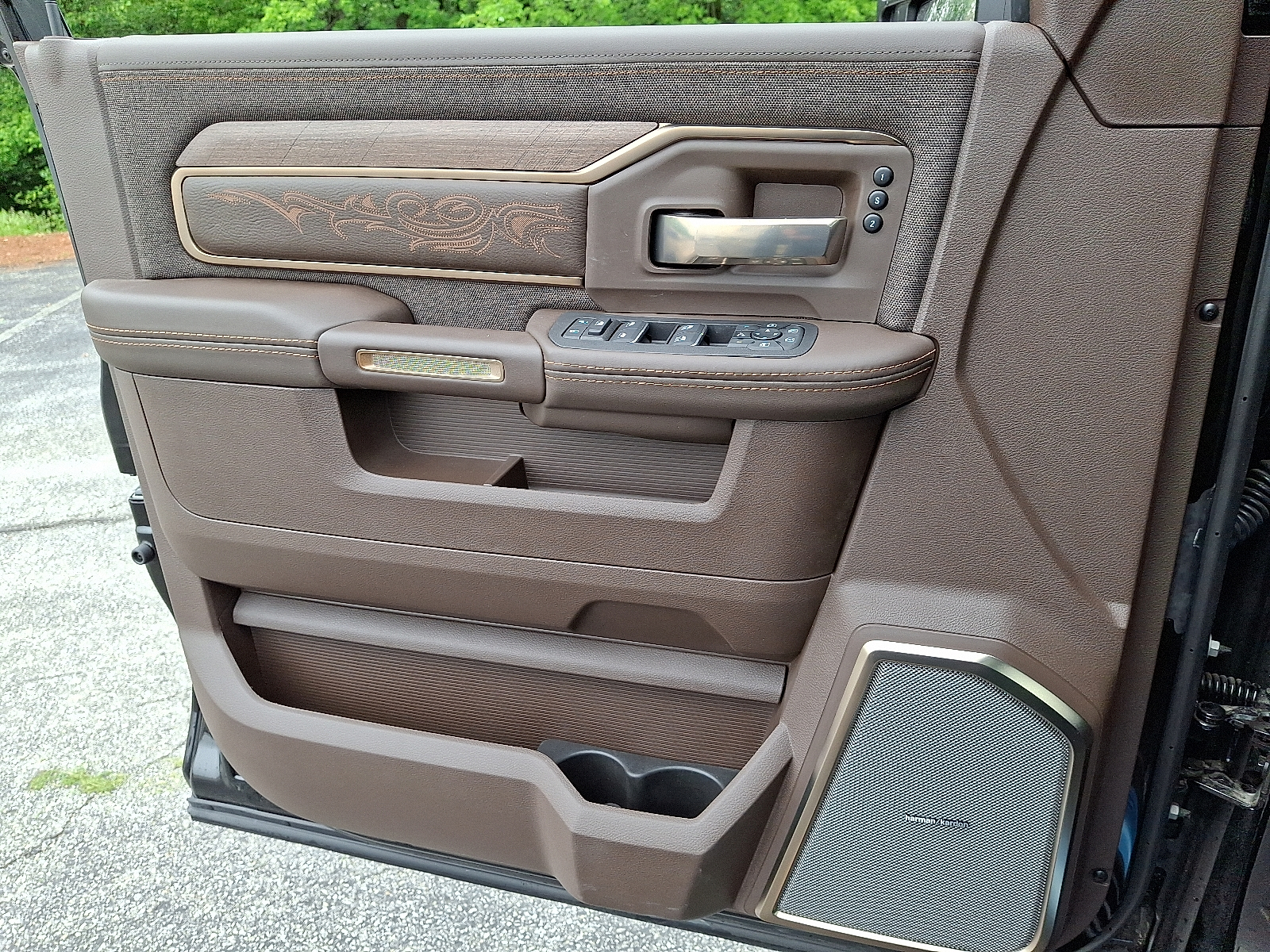 Vehicle image 20 of 23