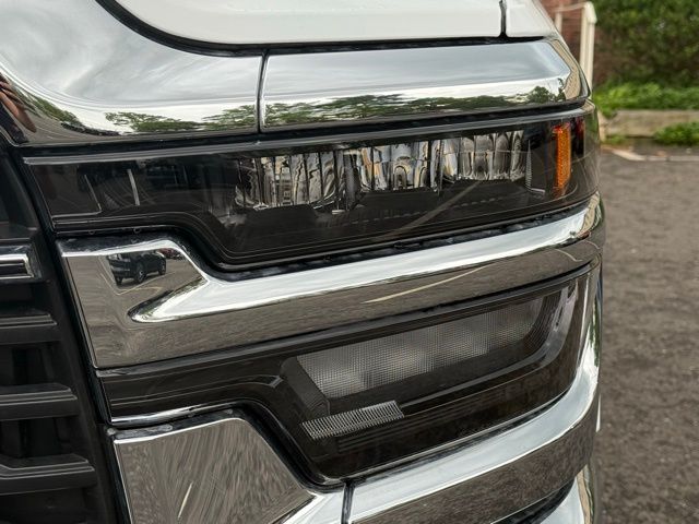 Vehicle image 18 of 23
