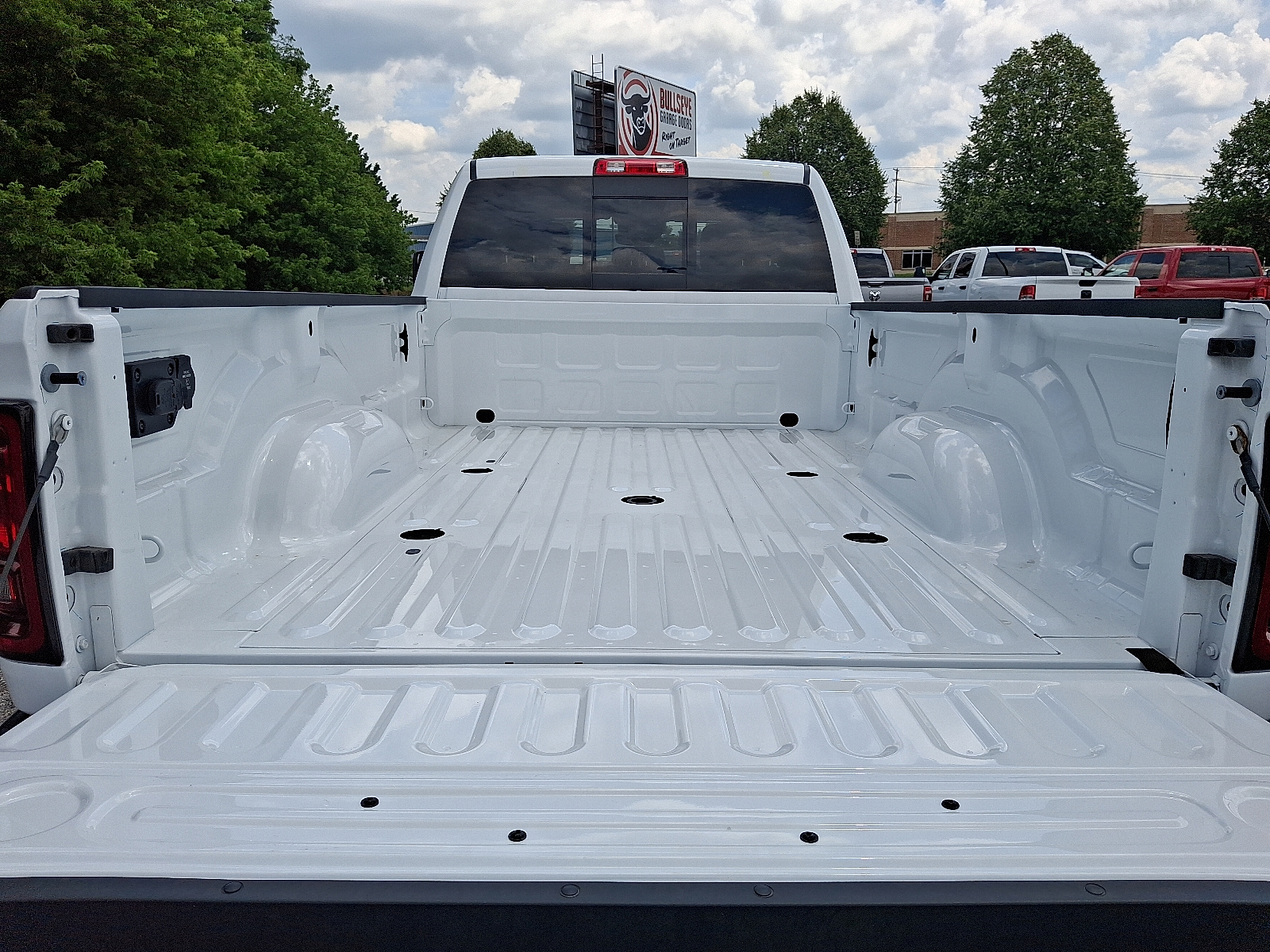 Vehicle image 11 of 21